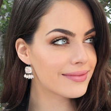 Load image into Gallery viewer, molte pearl drop platinum earrings