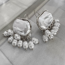 Load image into Gallery viewer, molte pearl drop platinum earrings