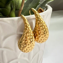 Load image into Gallery viewer, bellissima stamped hoop