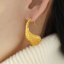 Load image into Gallery viewer, bellissima stamped hoop