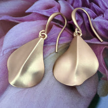 Load image into Gallery viewer, foglia drop earrings