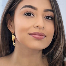 Load image into Gallery viewer, twisted etched drop