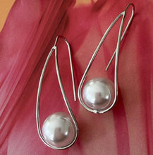 Load image into Gallery viewer, sleek twist pearl earrings