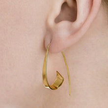 Load image into Gallery viewer, elegant gold twist hoop