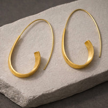 Load image into Gallery viewer, elegant gold twist hoop