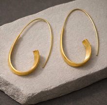 Load image into Gallery viewer, elegant gold twist hoop