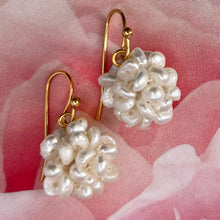 Load image into Gallery viewer, piccole pearl drop earrings
