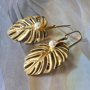 monstera gold & pearl drop earrings