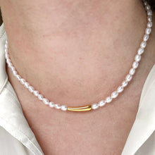 Load image into Gallery viewer, keshi pearl &amp; gold bar necklace
