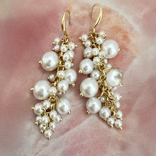 Load image into Gallery viewer, cluster di perle drop earrings
