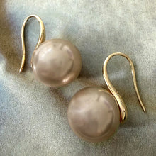 Load image into Gallery viewer, golden pearl earring
