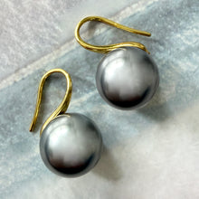 Load image into Gallery viewer, pretty gray pearl earrings
